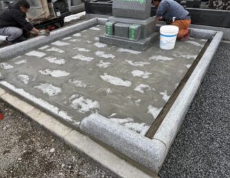 貼石施工後の目地詰めの様子です