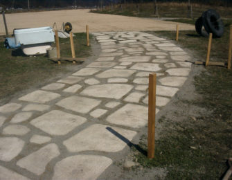 参道の石貼りは目地大きめで、踊り場とパターンを変えてます。