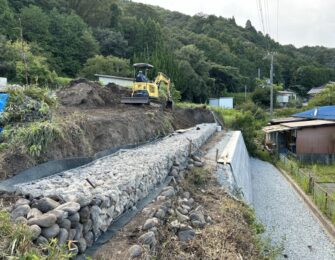 ふとんかご設置。こちらは災害復旧工事の現場で使用される仮設工法です