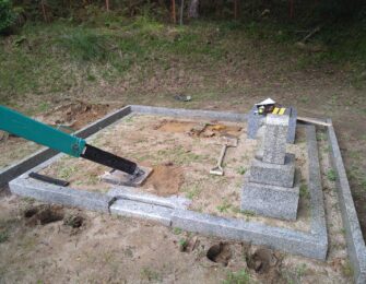 巻石内を無草土仕上げにするため、表面の土を除去しています