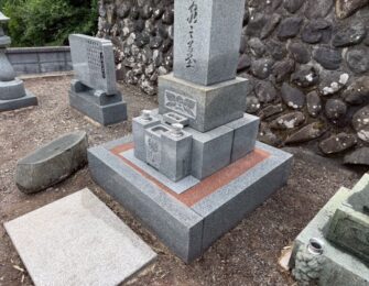 代々碑の周りは赤土の防草真砂を敷いています