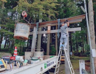 木製鳥居を取り外しています