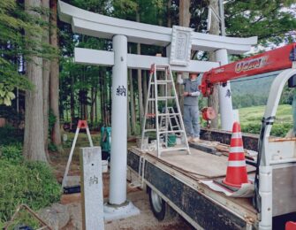 仕上げに神社名を刻んだ額石を据え付けました