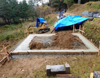 入口の向きを変え、石碑周りのコンクリートベース打設