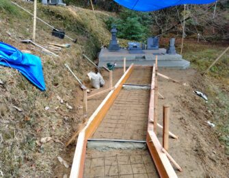 参道にコンクリート用の型枠を組みます