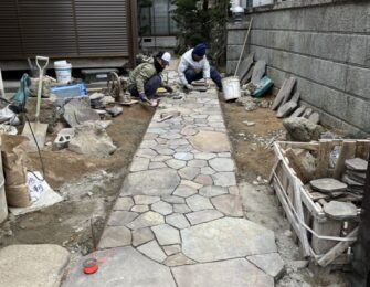 鉄平石を配置を考えながら貼り付けていきます