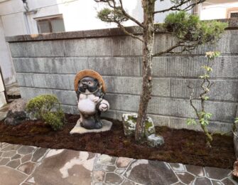 通路脇には植栽と置物