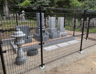 仕上げに獣害対策のフェンスを設置供えたお花もこれで安心です