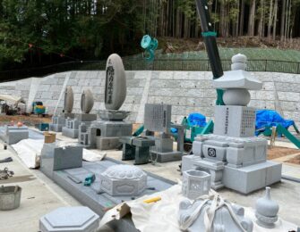 山から降ろした石碑を新墓地に据え付けえます