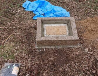 土台を囲むように花崗岩で回りを仕上げています