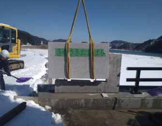 大型のクレーンで親柱を吊り下げ、設置します