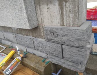 工場にて加工した玄武岩を貼り付けます