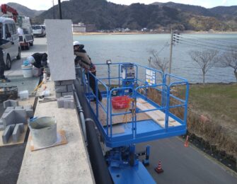 親柱の反対は高所作業車にて施工します