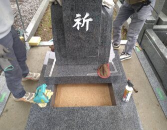 デザイン墓本体の下は納骨室となっています