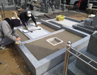 基礎工事の後、巻石内のコンクリートベース打設