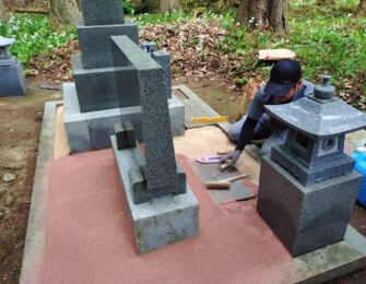 巻石内は赤土の無草土仕上げをしています