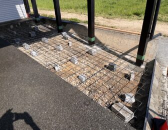 斜めになっていた部分を一旦解体し、ワイヤーメッシュを敷いてからコンクリート打設しています